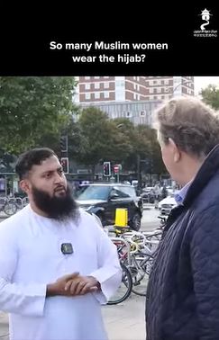 هل يُجبر الرجال المسلمون النساء على ارتداء الحجاب؟ كشف الحقيقة