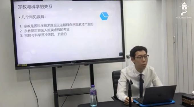 هل العلم المتقدم يجعل الإيمان زائداً؟ الحقيقة هي العكس تمامًا